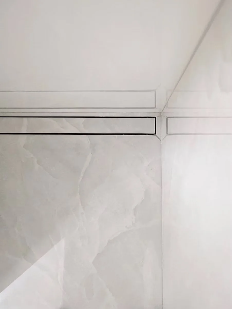 Détail d'une jointure de carrelage en céramique blanc.