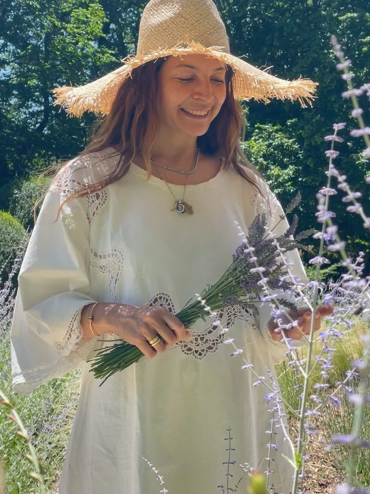 Welcome Summer 𖤓

A season that invites us to slow down, to feel the warmth of the sun on our skin, to walk barefoot on the Earth and to remember that we are part of nature, not separate from it.

May this summer be filled with simple beauty, genuin