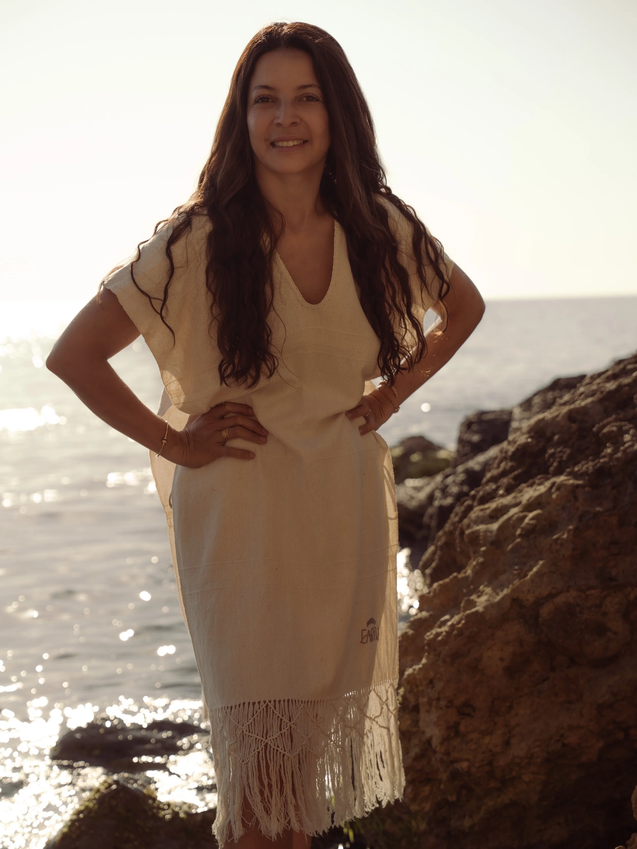 Mexican Maison Earth Cotton Poncho ✺

Handcrafted in Mexico from 100% natural cotton, this artisanal poncho is finished with Maison Earth&rsquo;s signature embroidered emblem and beautifully hand-knotted fringes.

Woven by skilled artisans, it celebr