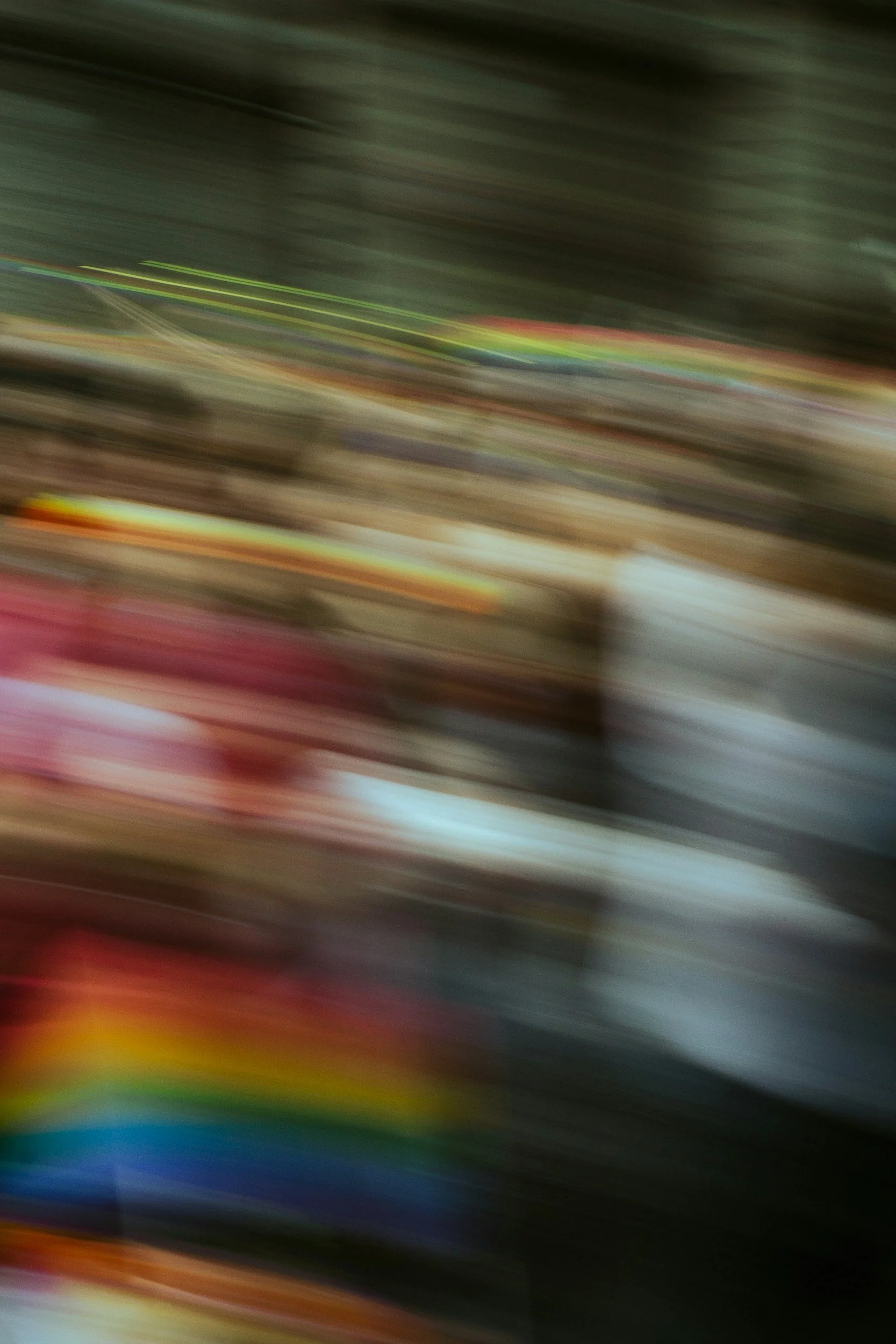 Une photo floue de rayures colorées diagonales, donnant une impression de mouvement et de chaos visuel.