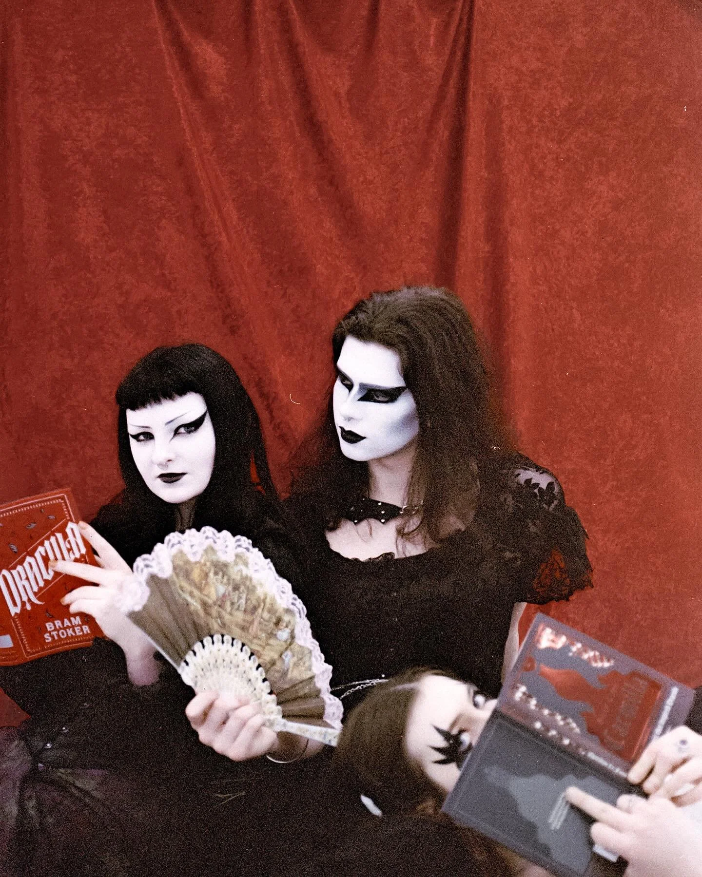 From 'An Elegy'

📸 myself and @swains.shots 

#gothic #gothicfashion #gothmakeup #alt #portrait #filmphotography