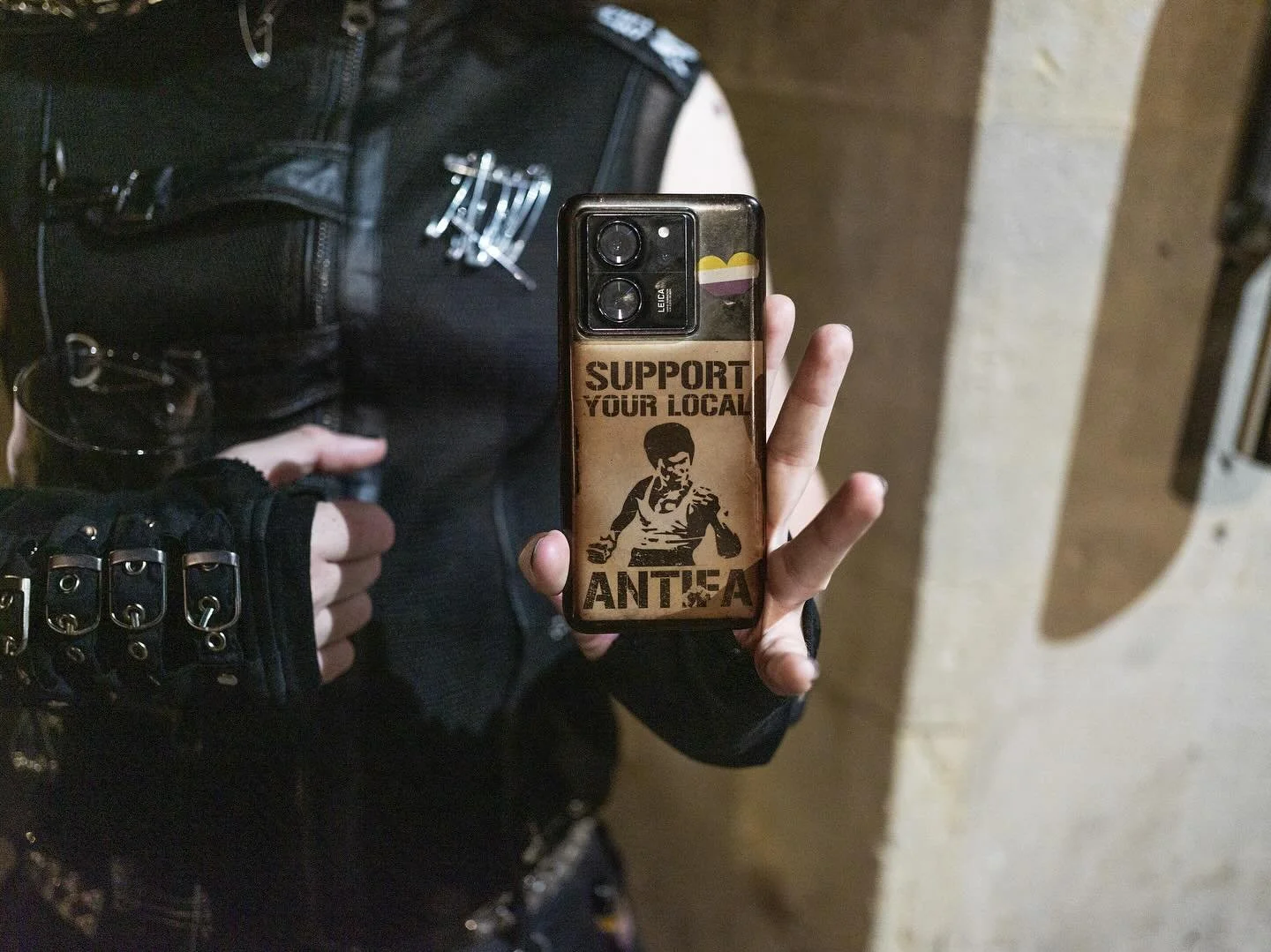 The Gryphon
Support your local Antifa 💛🤍💜🖤

From 'No Tears'

📸 myself

#goth #punk #fashion #fashionphotography #fashionmodels