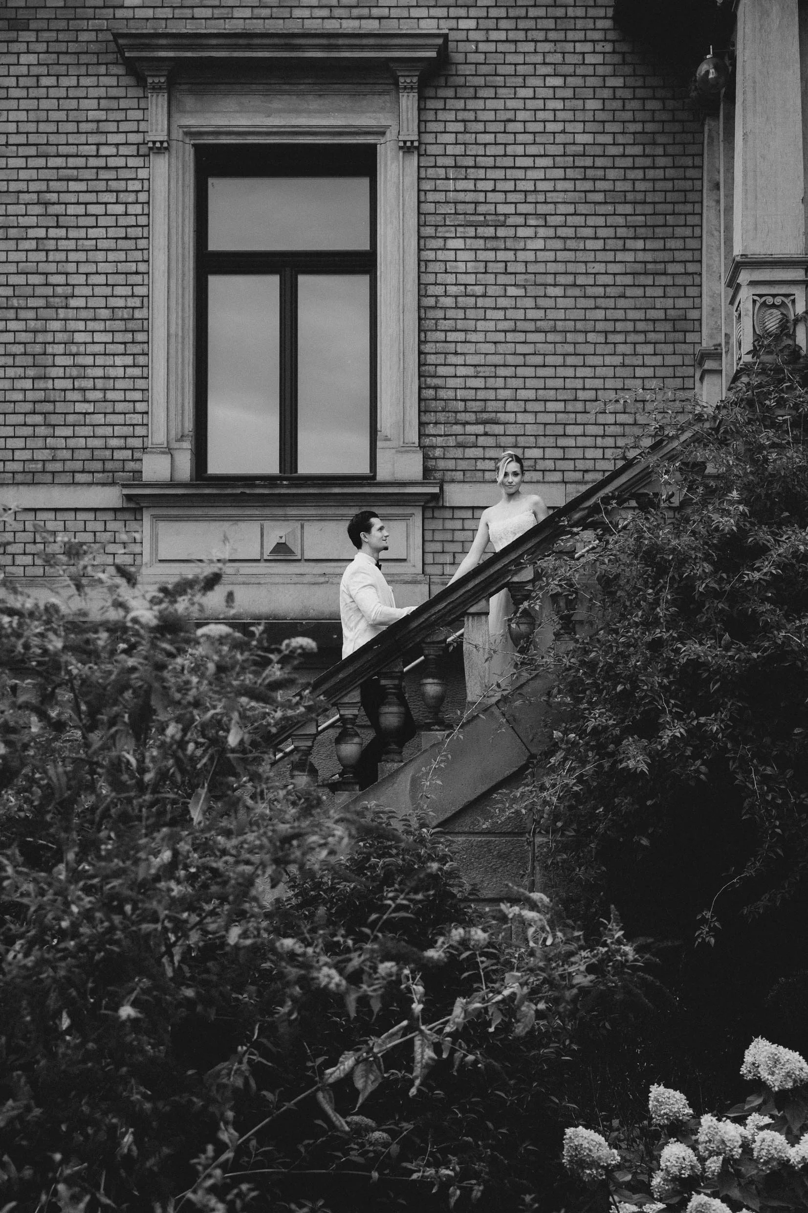 Braut und Bräutigam oben auf der Treppe im Aussenbereich der Heim'schen Sektkellerei in Neustadt an der Weinstraße