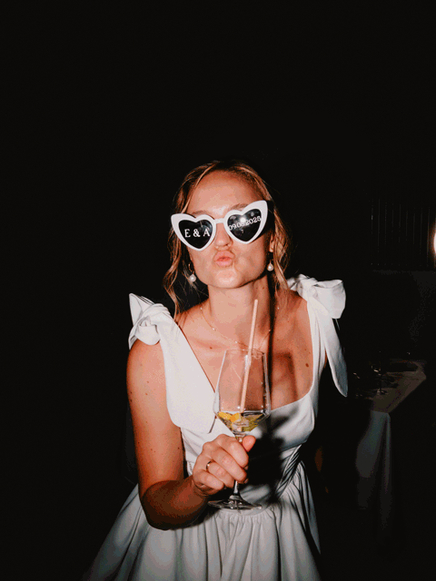 Hochzeitsgäste a tragen eine Sonnenbrille auf der Party für ein GIF