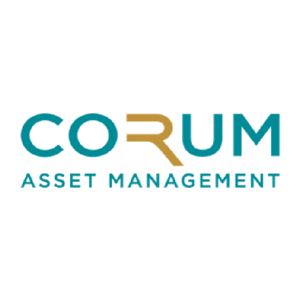 Logo de CORUM Asset Management avec le nom en bleu et caractéristique. 