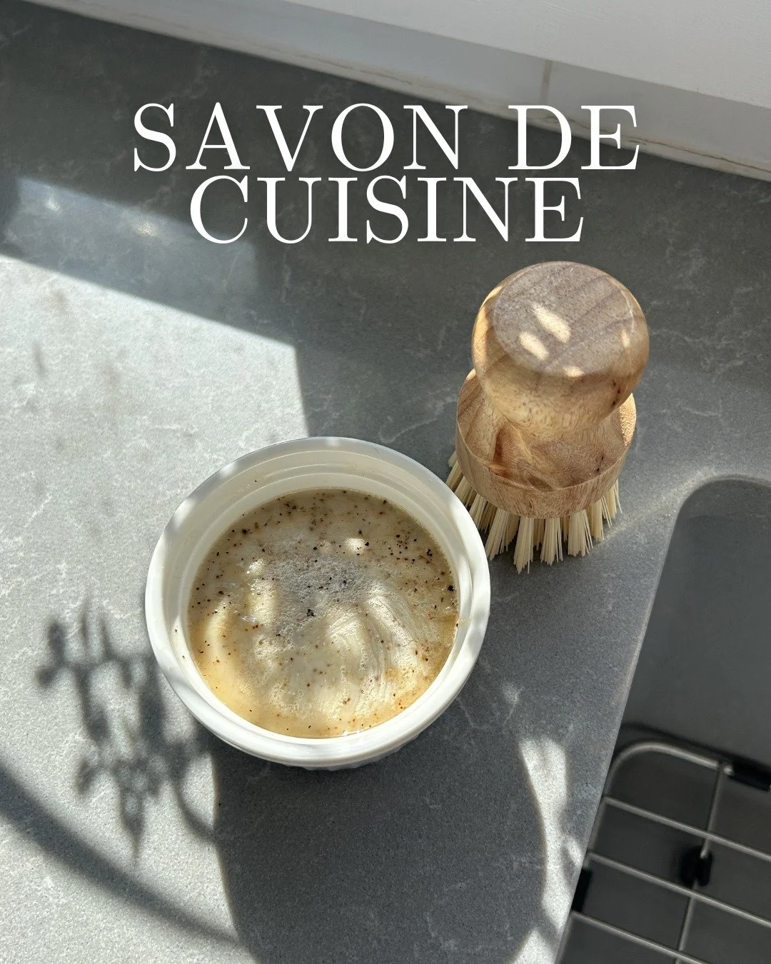 Notre savon &agrave; vaisselle allie efficacit&eacute; et douceur 🌿✨. 

Fini les r&eacute;sidus, la graisse s&rsquo;en va en un clin d&rsquo;&oelig;il, tout en respectant vos mains et l&rsquo;environnement. 🫧

#savonvaisselle #entreprisequ&eacute;b