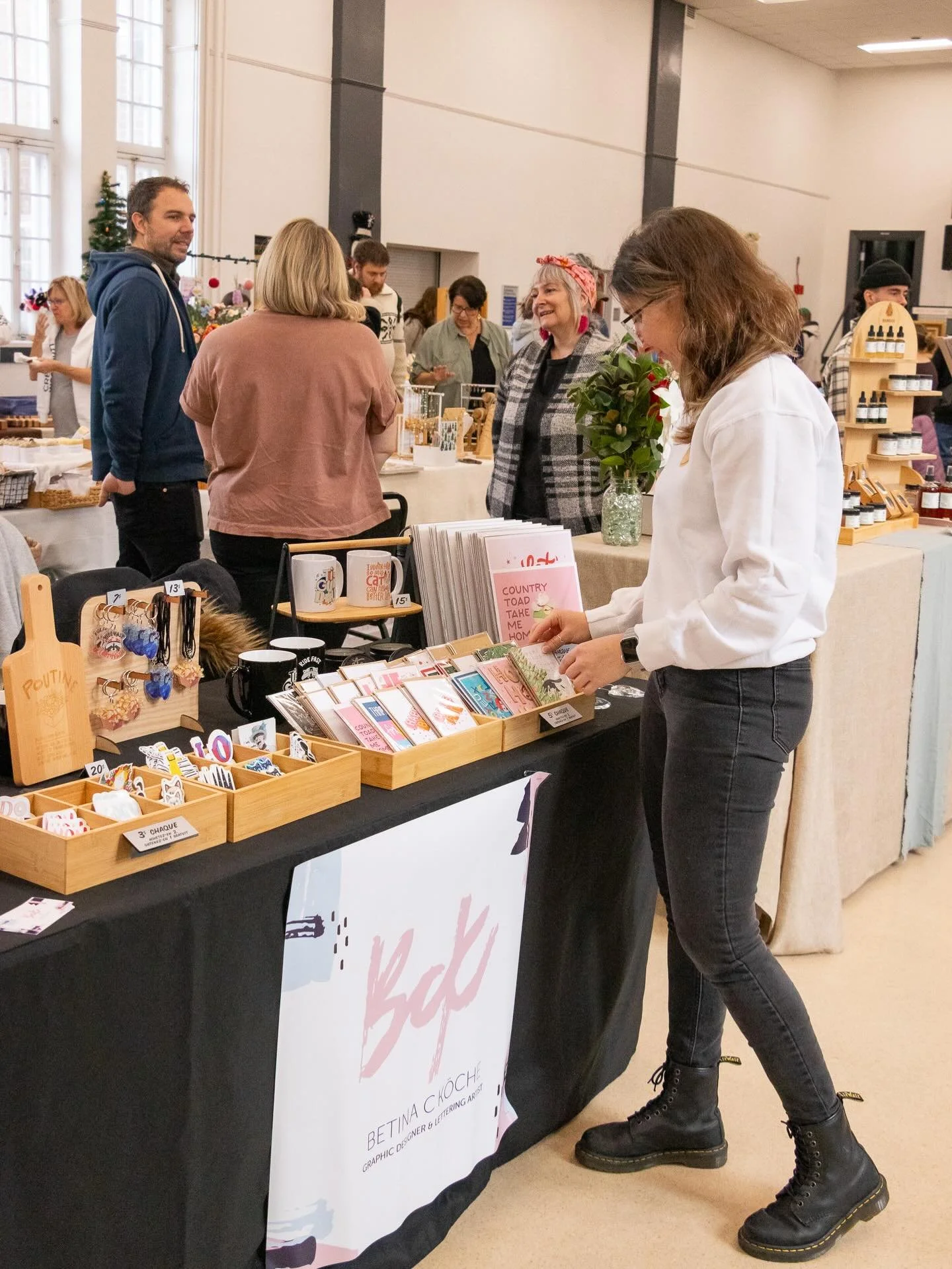 Merci beaucoup &agrave; @lamarotte_locale pour ces superbes photos! 😍
.
Fotos maravilhosas tiradas por @lamarotte_locale durante a feirinha de natal desse finde.

Na &uacute;ltima foto eu t&ocirc; literalmente dizendo &ldquo;eu nunca sei o que fazer