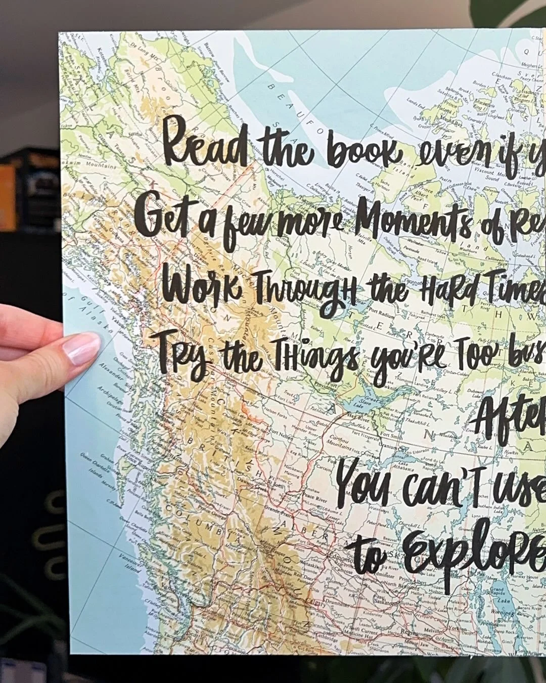 Primeira encomenda de 2026 foi esse mapa com lettering!

Eu geralmente n&atilde;o recebo muitas encomendas dessas, ent&atilde;o eu sempre esque&ccedil;o o qu&atilde;o dif&iacute;cil &eacute; de fazer 😅

Com as cores e detalhes do mapa, fica dif&iacu