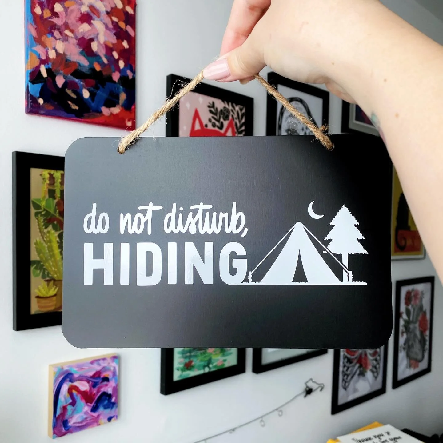 Depois do meu desabafo nos stories, me deu vontade de compartilhar um dos produtos personalizados que eu vendo na minha loja do Etsy pra valorizar eles um pouco mais 😅

Pra contextualizar, antigamente eu personalizava essas plaquinhas de madeira som