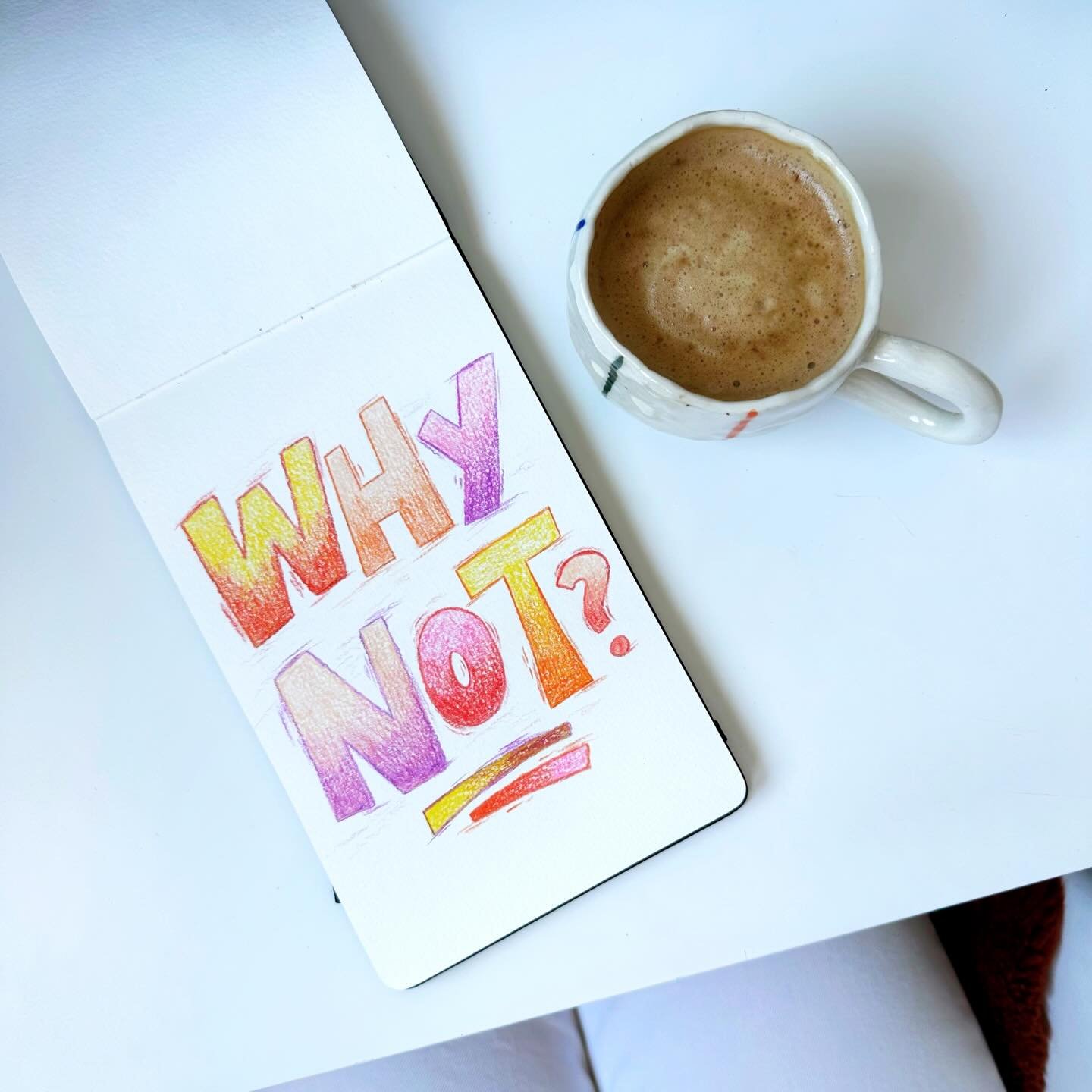 Third day of @theworkshopweek, crayon lettering fun with @snooze.one, but in this case I used @faber_castell_br super soft coloured pencils since I don&rsquo;t have crayons.

I love this type of lettering, with thick and thin, unbalanced shapes. It&r