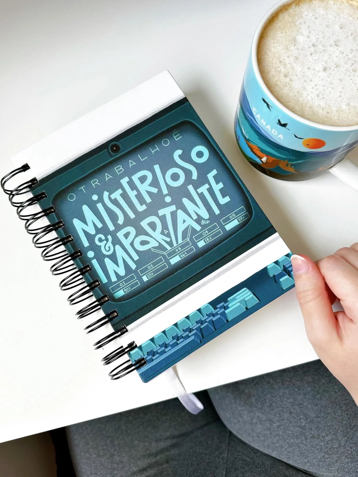 Segundou com a agenda do meu studio na @colab55 com arte de Ruptura 😍
.
The thing about working from home is that my innie and my outie coexist all the time 😂

I bought this agenda while in Brazil from my studio on @colab55 where I have this artwor