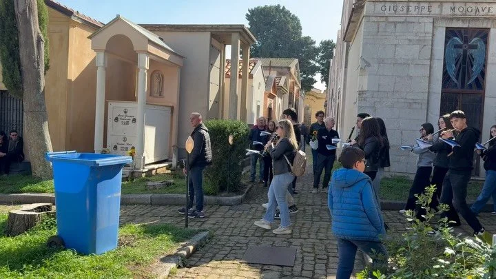 Very moving All Souls&rsquo; procession in the Castelbuono cemetery today - such a beautiful autumn day in Sicily 

Molto toccante la processione dei defunti nel cimitero di Castelbuono oggi: una bellissima giornata autunnale in Sicilia

#castelbuono