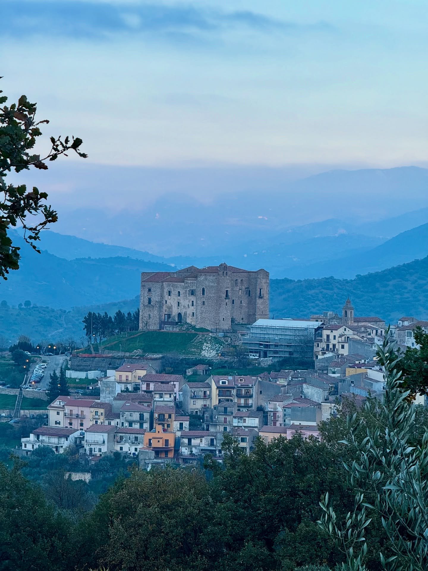 🇬🇧 🇺🇸 🇦🇺 🇨🇦 
Late autumn vibes on an evening walk in Castelbuono, Sicily

🇩🇪 
Sp&auml;therbststimmung bei einem Abendspaziergang in Castelbuono, Sizilien

🇪🇸 🇦🇷
Ambiente oto&ntilde;al en un paseo nocturno por Castelbuono, Sicilia

🇮🇹 