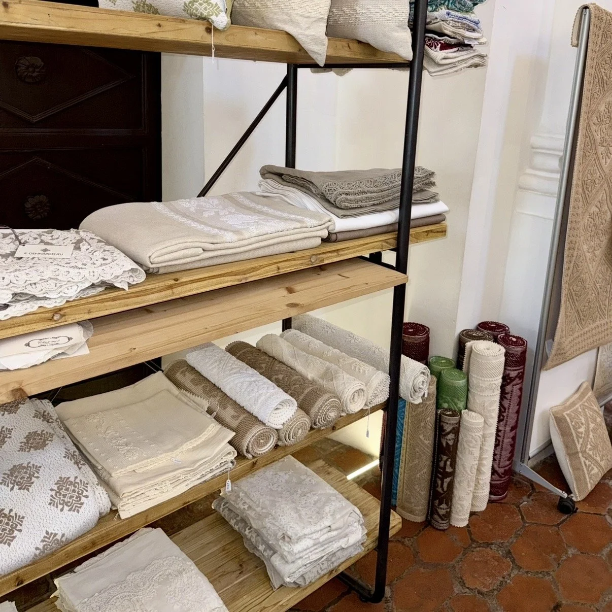 Textiles, cushions, runners, bedspreads 