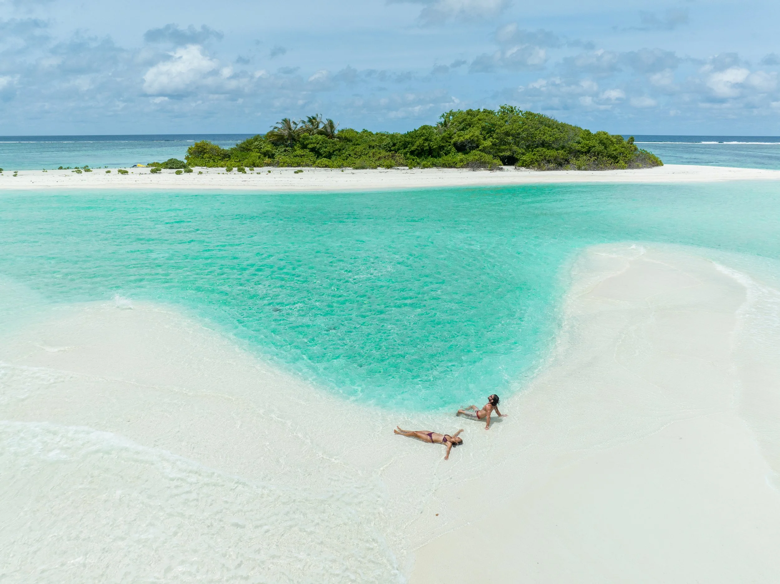 白い砂浜と絡み合うように広がる透明なターコイズブルーの海。