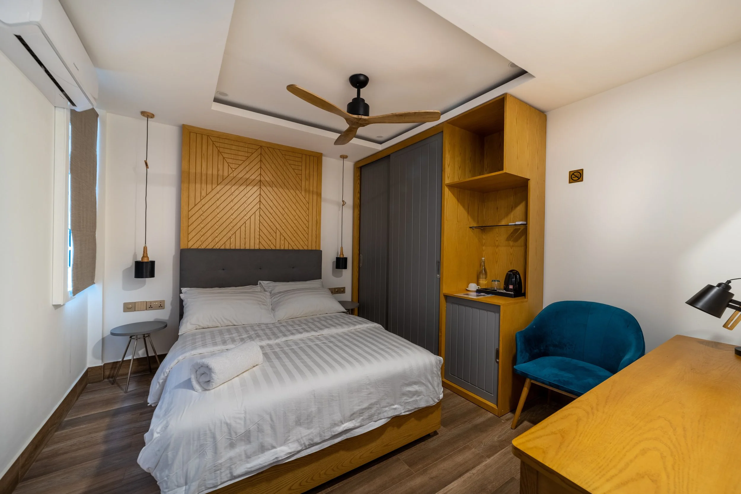 屋内のホテルの客室。