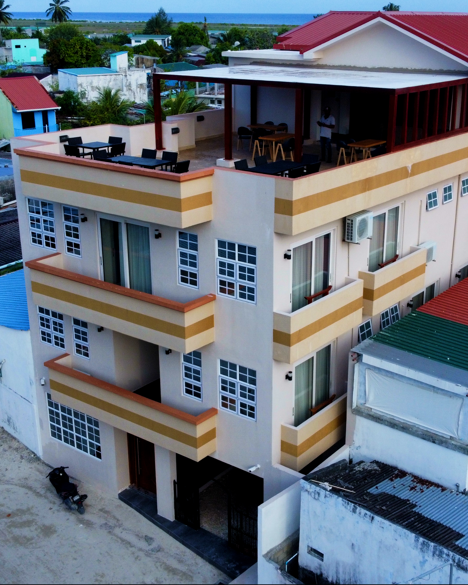 三階建ての建物の屋上に、バルコニーがあります。