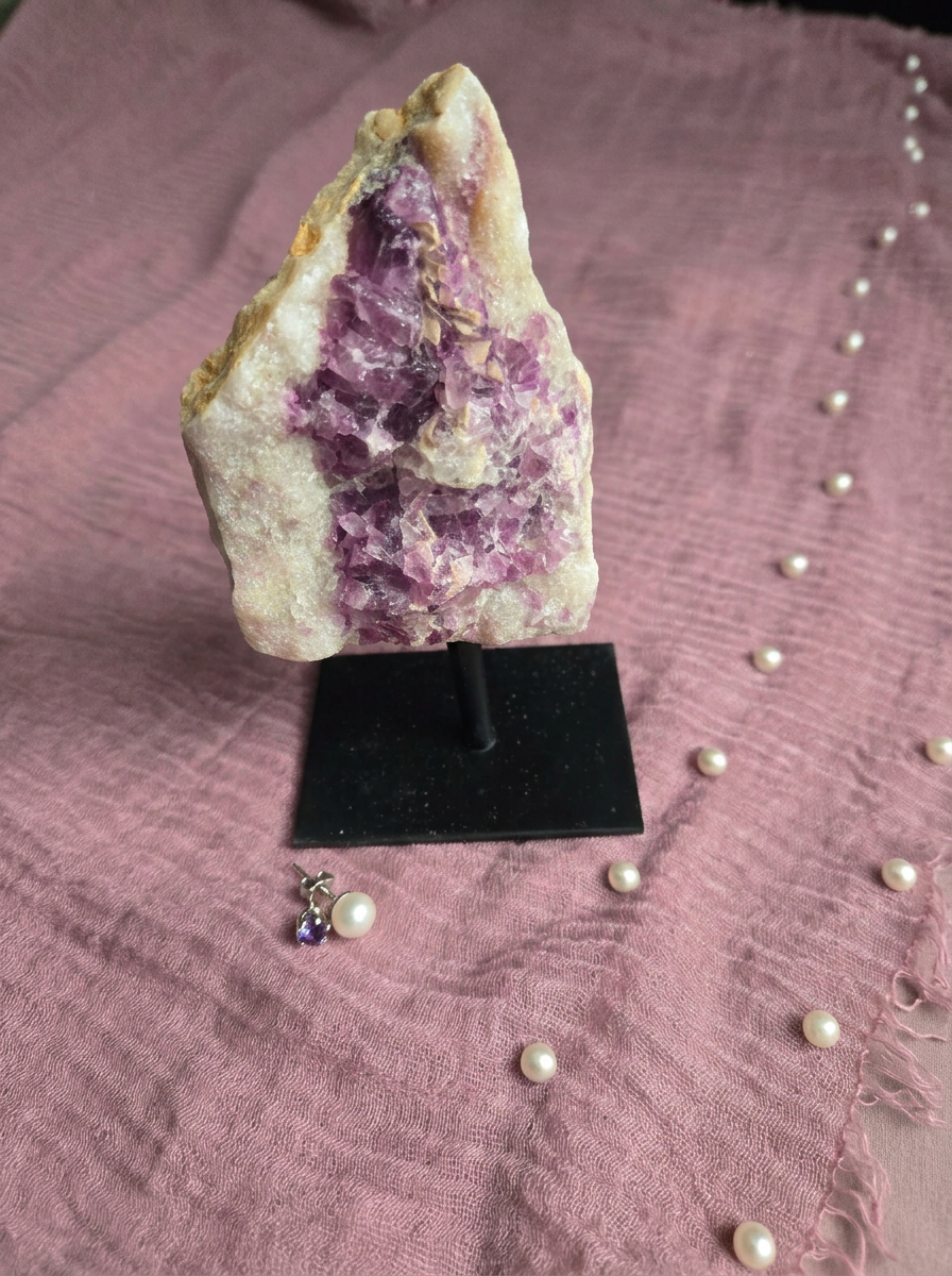 Fluorite on Stand.png