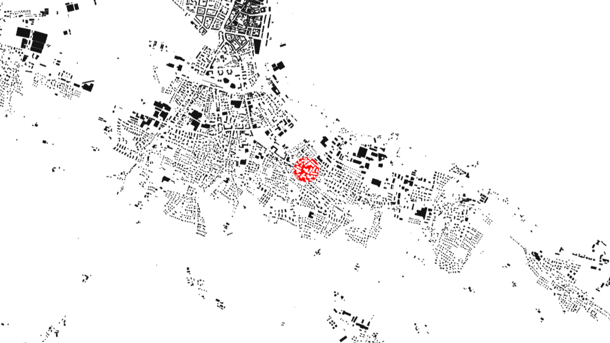 Stadtplan mit roten Markierung in der Mitte, schwarze Gebäude und Straßen auf weißem Hintergrund.
