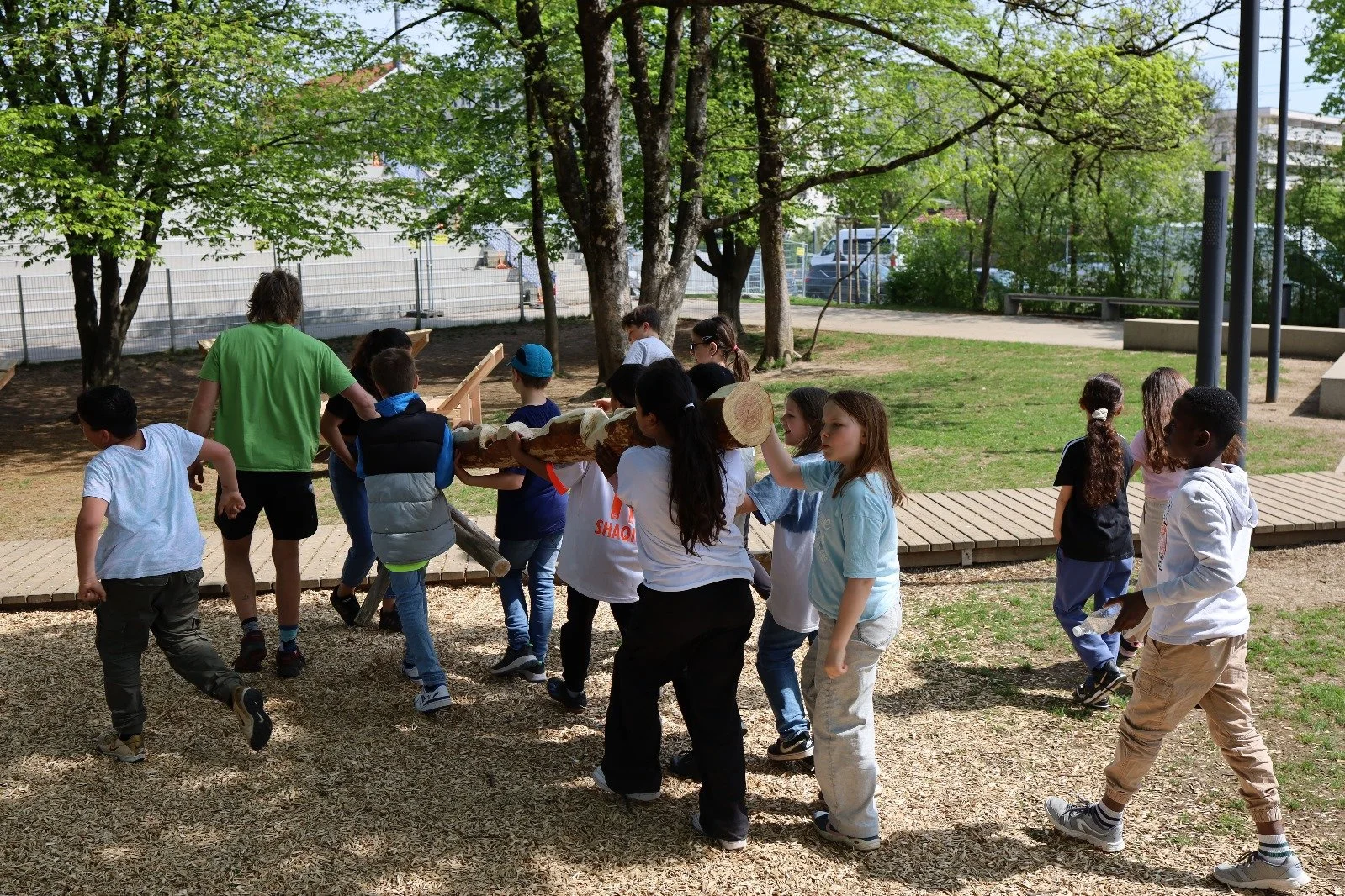 Bänke und murmelbahn Pausenhof6.JPG