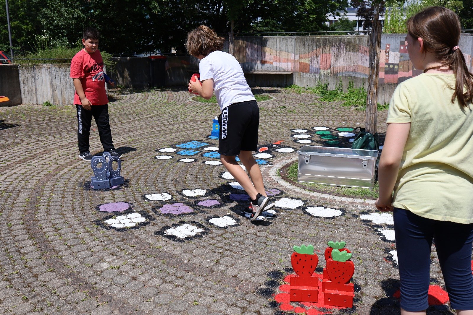 Bodenspiele Pausenhof3.JPG