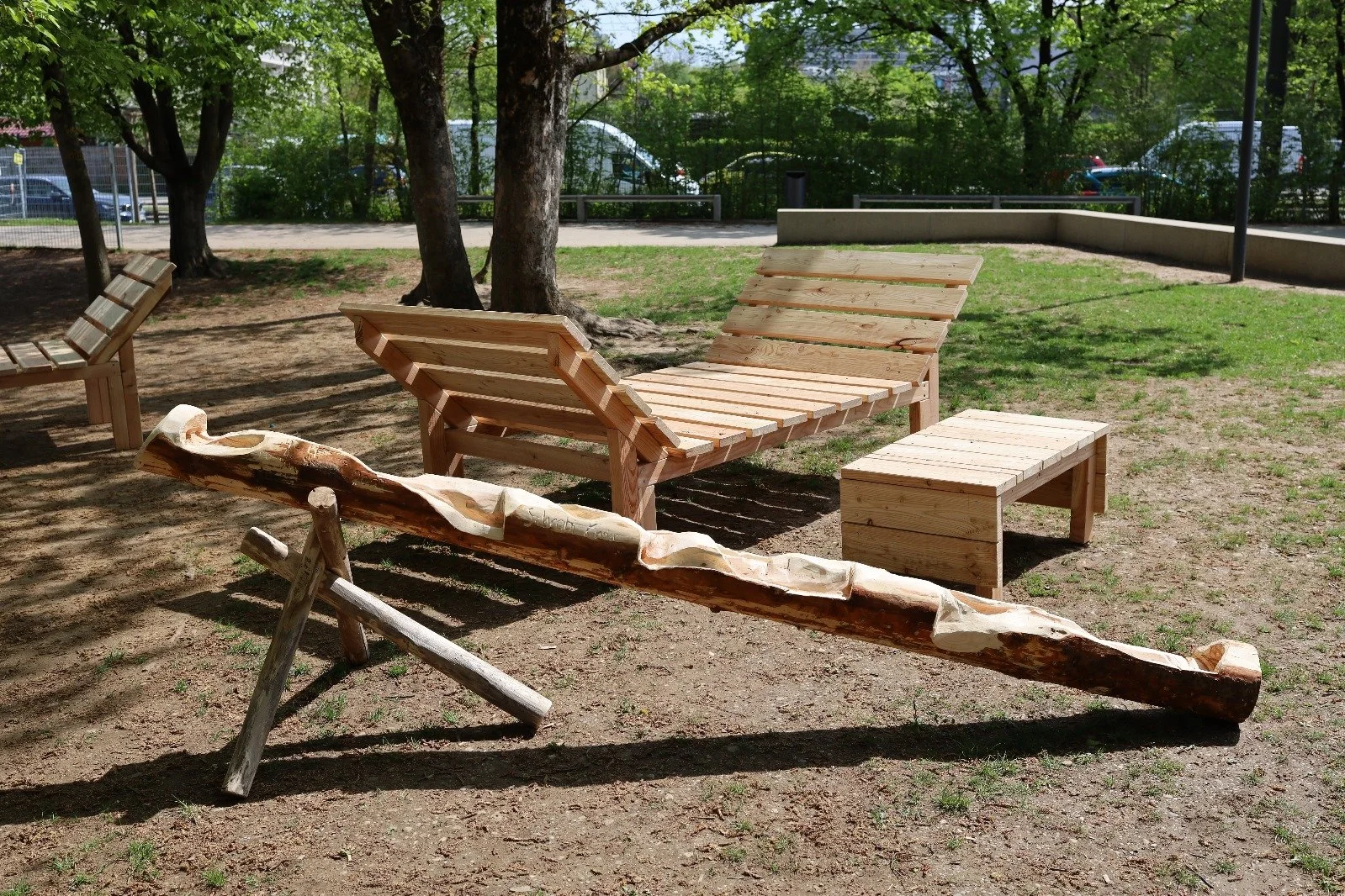 Bänke und murmelbahn Pausenhof7.JPG