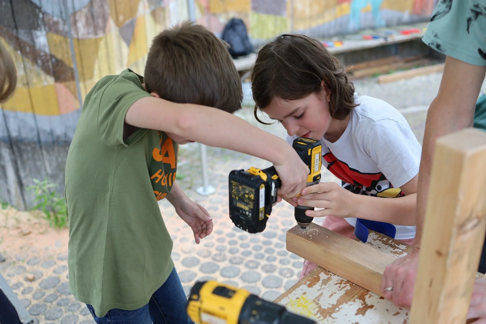 Bänke und murmelbahn Pausenhof5.JPG