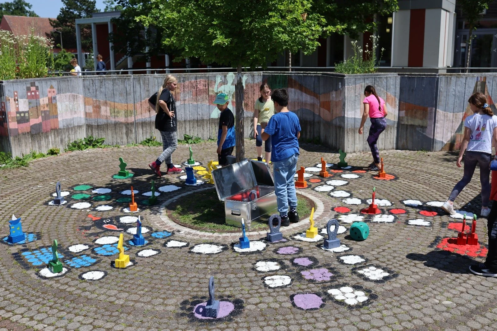 Bodenspiele Pausenhof.JPG