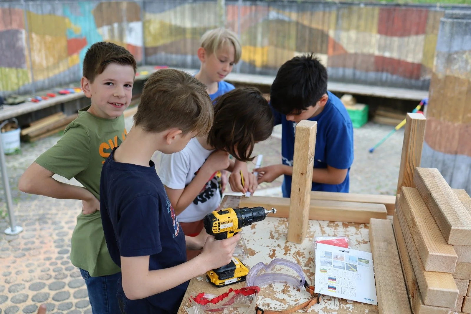 Bänke und murmelbahn Pausenhof2.JPG