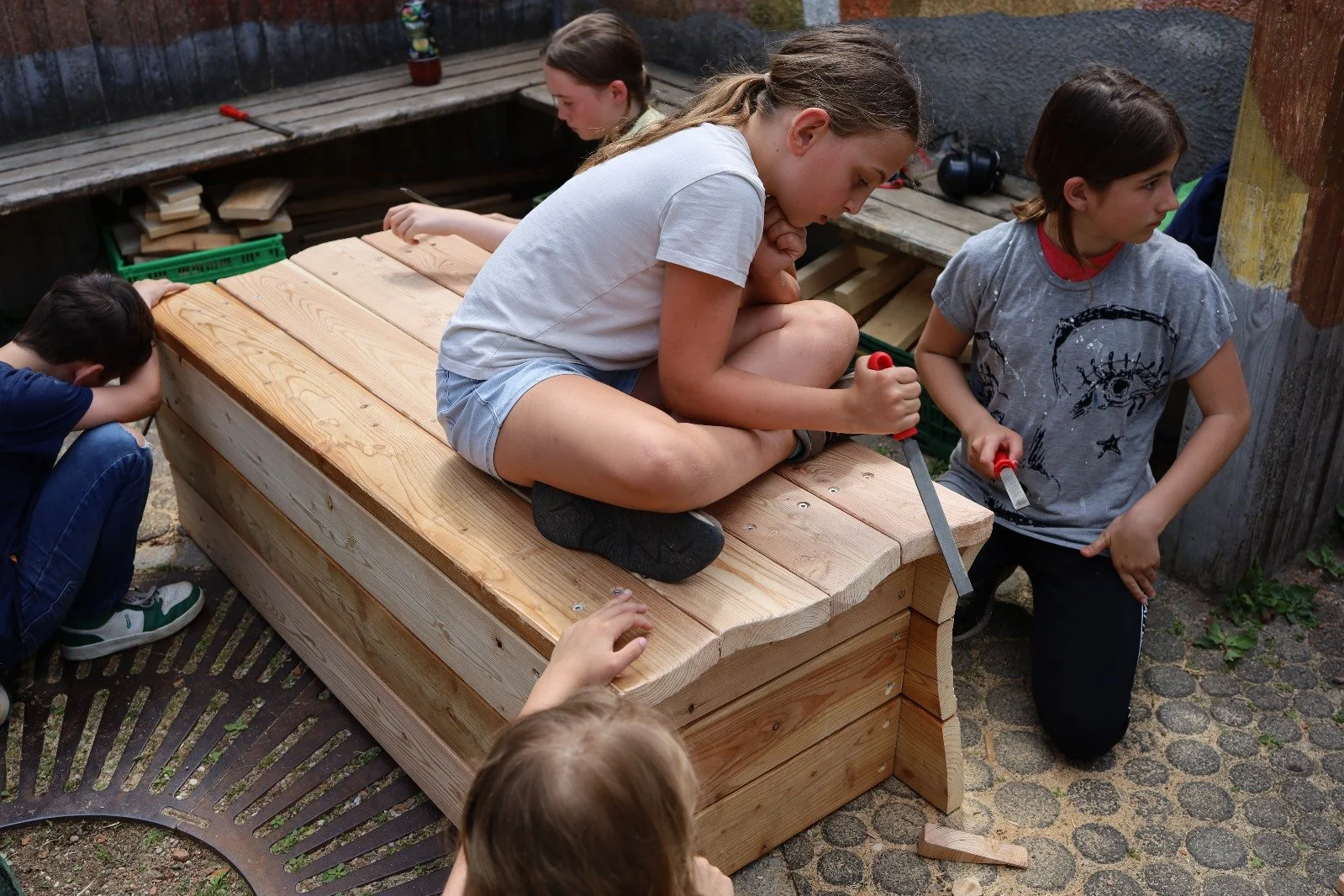 Bänke und murmelbahn Pausenhof.JPG