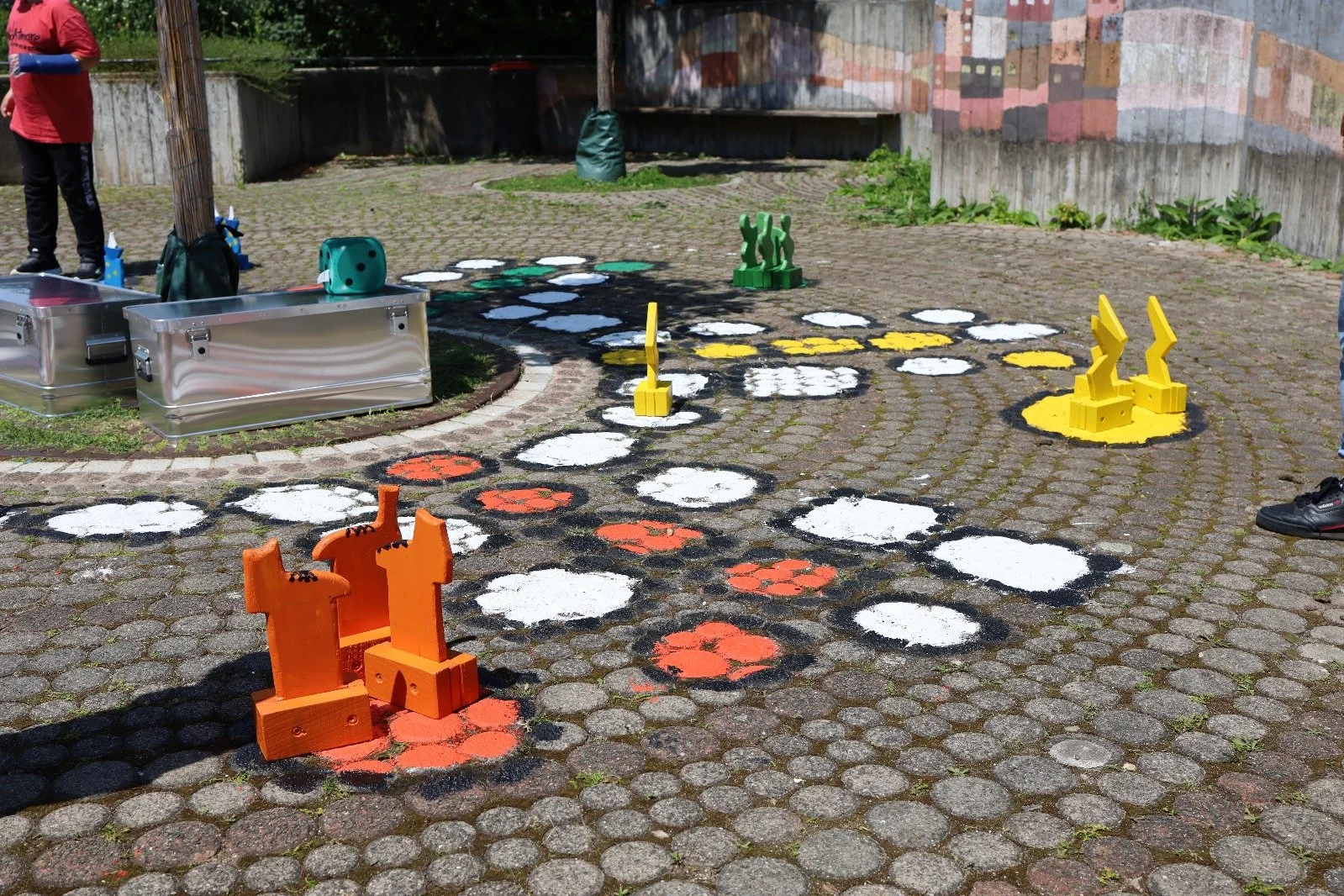 Bodenspiele Pausenhof4.JPG