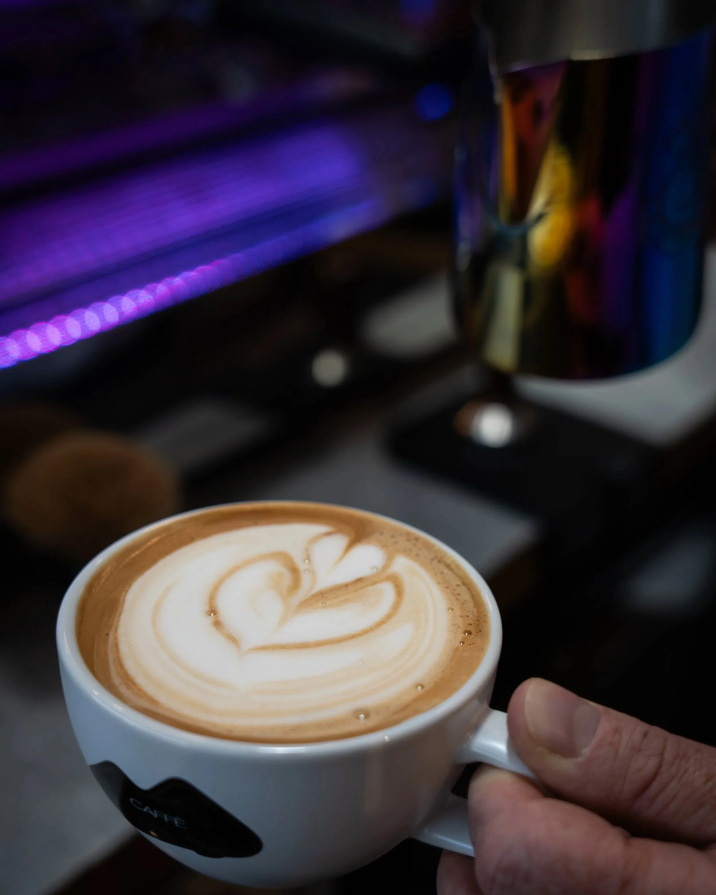 Eine Ansicht  von einem Cappuccino mit Herzen, die durch Latte-Art  gemacht wurde.