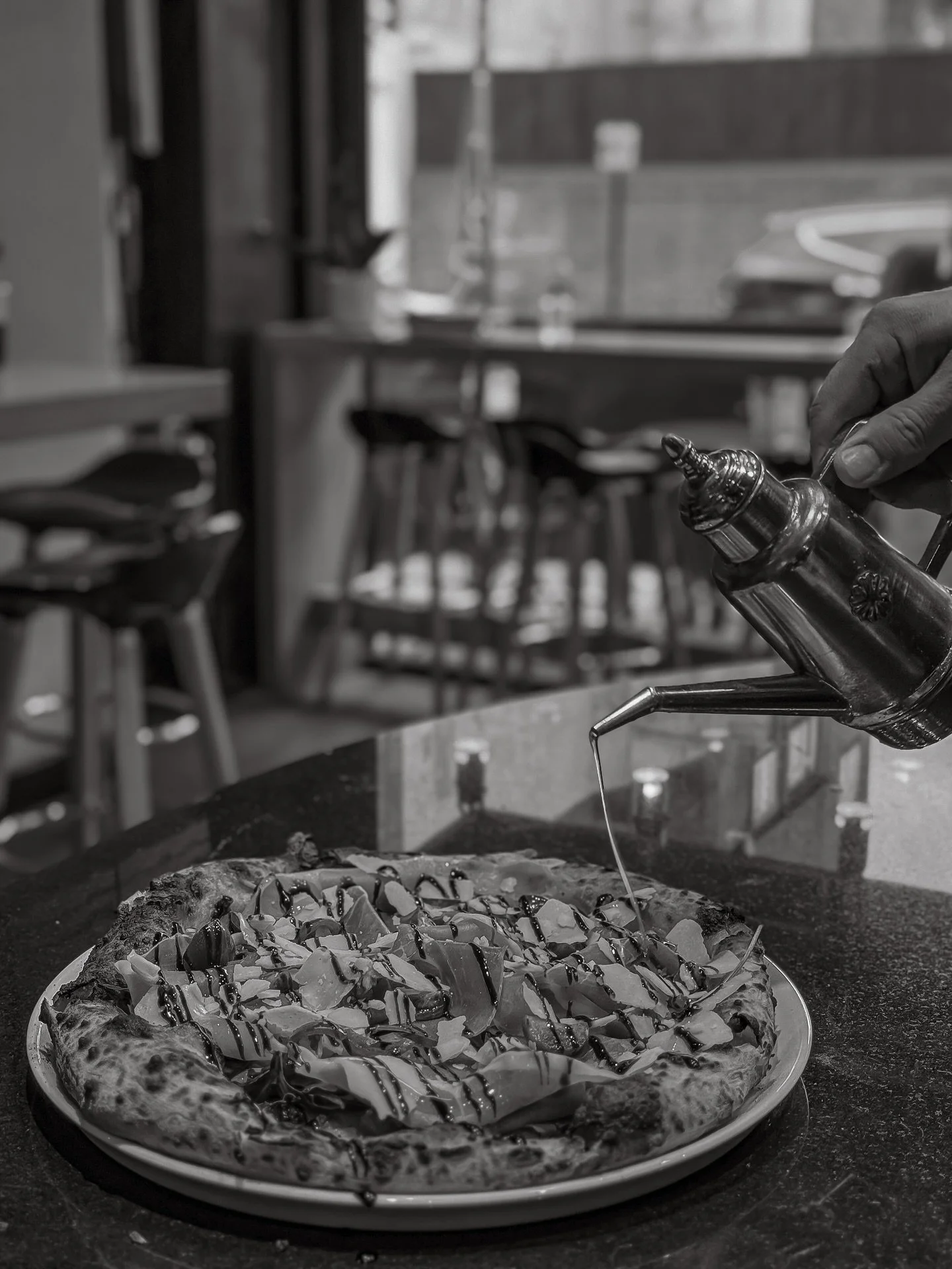 What would pizza be without a touch of good olive oil? β¨
#oliveoil #pizzamagic #neapolitanpizza #pizzalovers #nuovogusto #madeinlondon #londonfoodie #italianfood #italianpizza