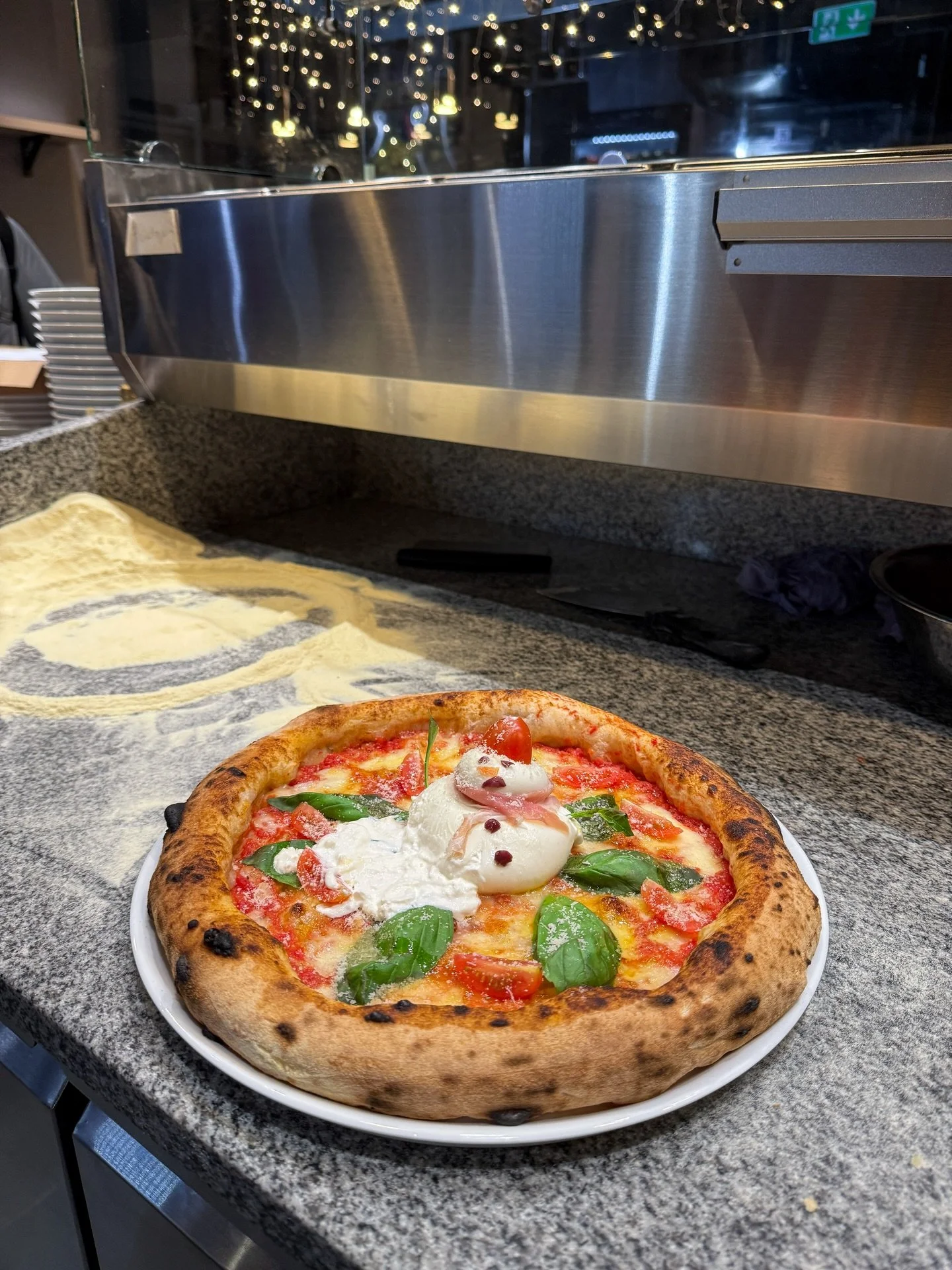 🚨Too hot to handle. Our cheese snowman tried to stay cool&hellip; he failed. ☃️🫠❄️

#pizza #winterpizza #snowman #london #italianpizza