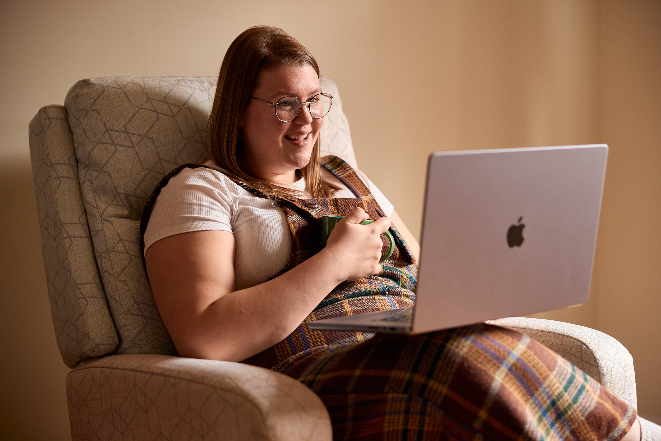 A Lactation Consultant near me in Brantford is sitting with her computer offering support to a family who is experiencing infant reflux, colic symptoms, blood in baby poop.