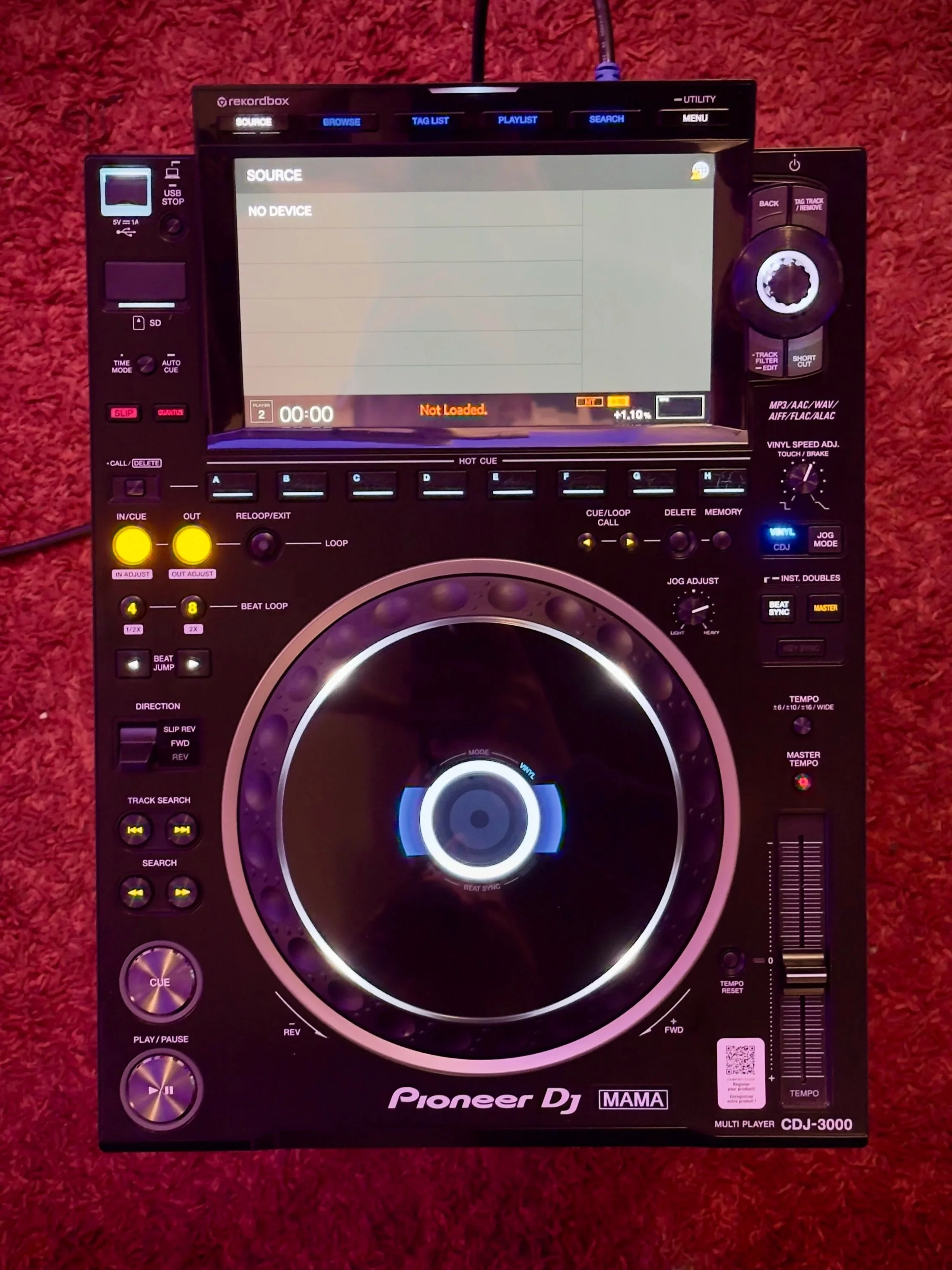 Un lettore CD Pioneer DJ CDJ-3000 con display acceso e vari tasti e manopole fornito dalla MAMA Events