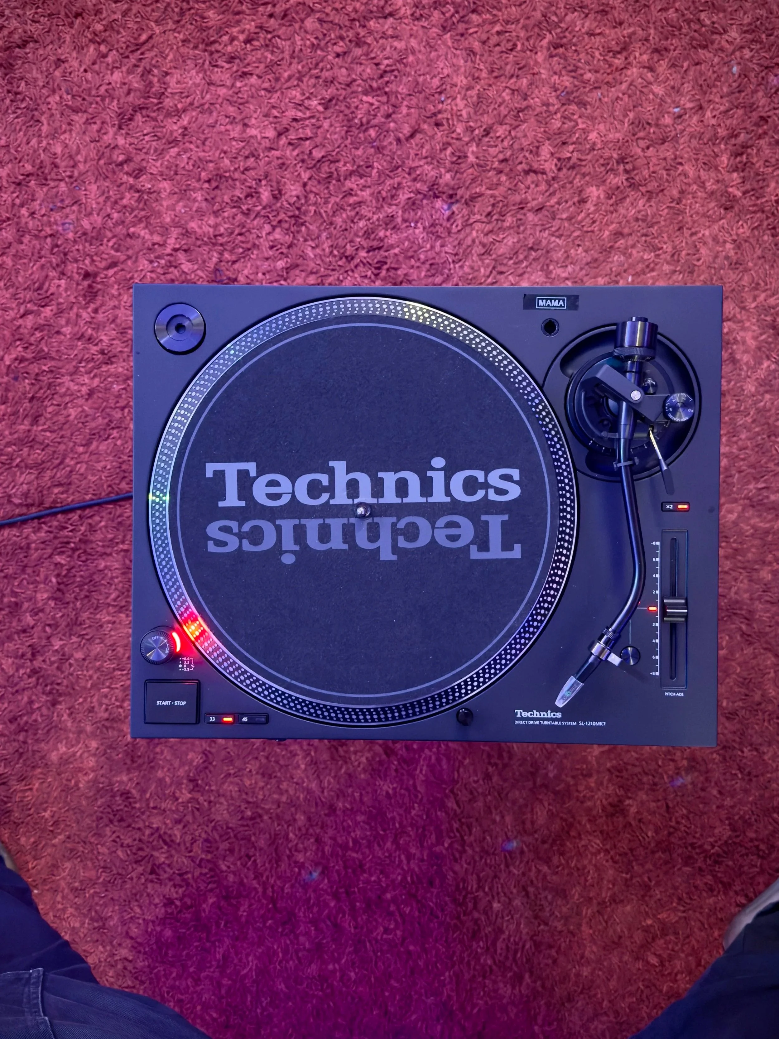 giradischi per Dj Technics 1210 mk7  su pavimento rosso.