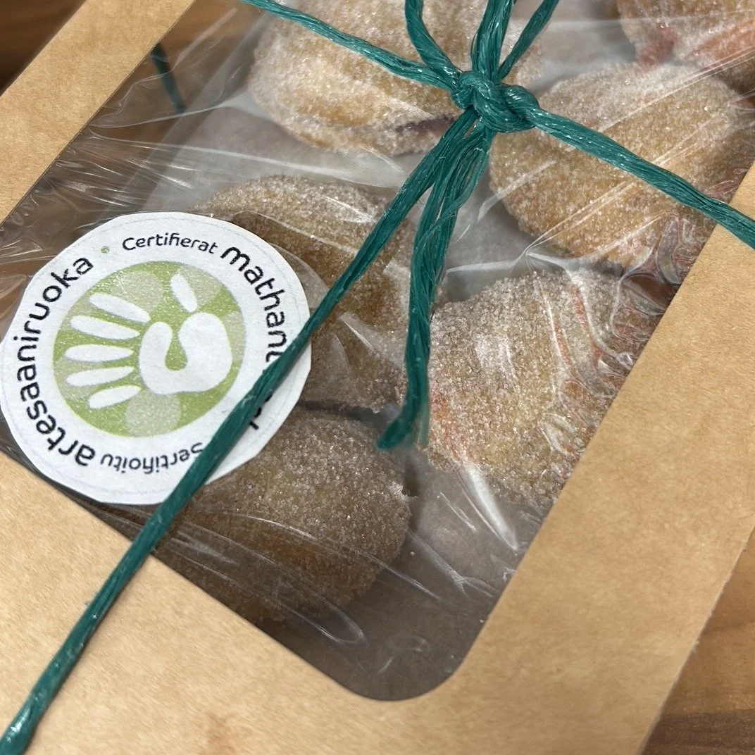 ⭐ Sertifioitu artesaaniruoka &ndash; merkki laadusta

Artesaaniruokatuotteen sertifiointi auttaa kuluttajaa tunnistamaan aidot artesaaniruokatuotteet. Se kertoo selke&auml;sti, ett&auml; tuotteen taustalla on k&auml;sity&ouml;t&auml;, kotimaisia raak