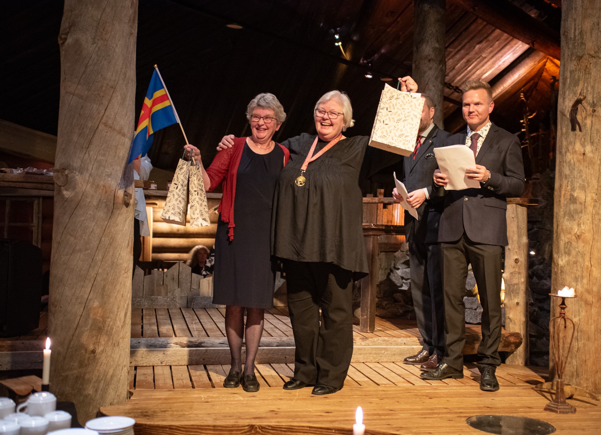 Kaksi artesaaniruoka valmistajaa juhlimassa artesaaniruoan SM-kilpailuissa.