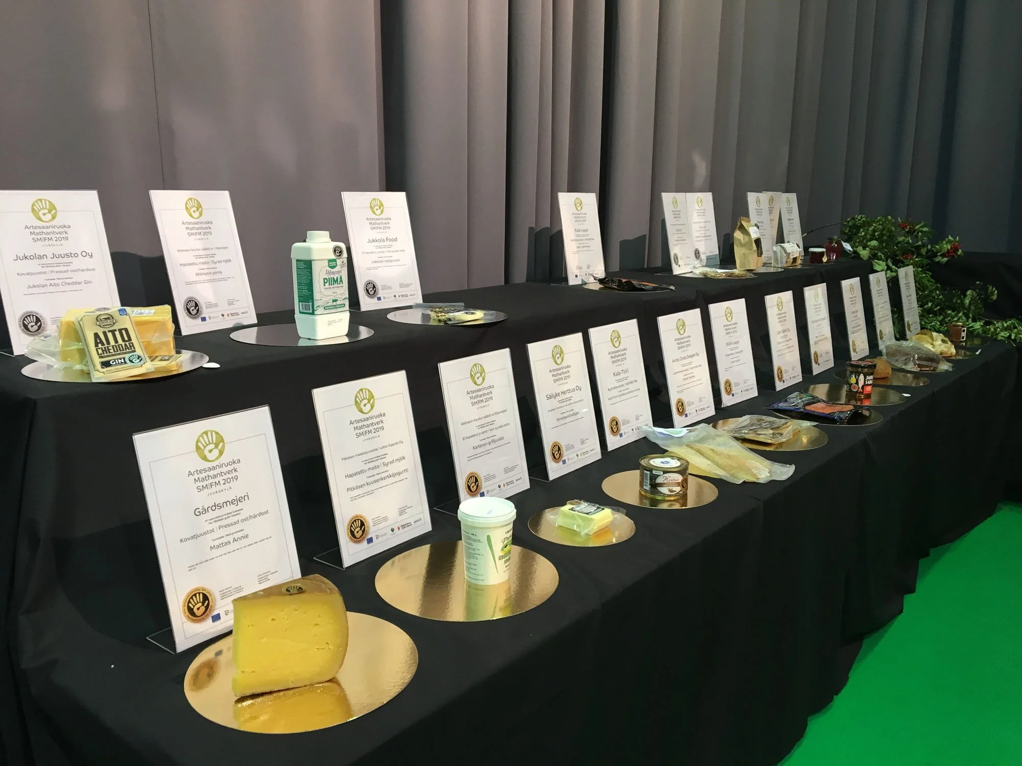 Artesaaniruoan SM-kilpailujen tuotteita pöydällä.