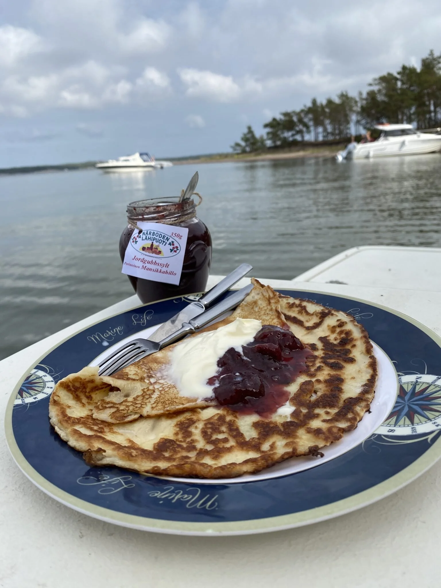 Jordgubbssylt från närboden av pannkaka.