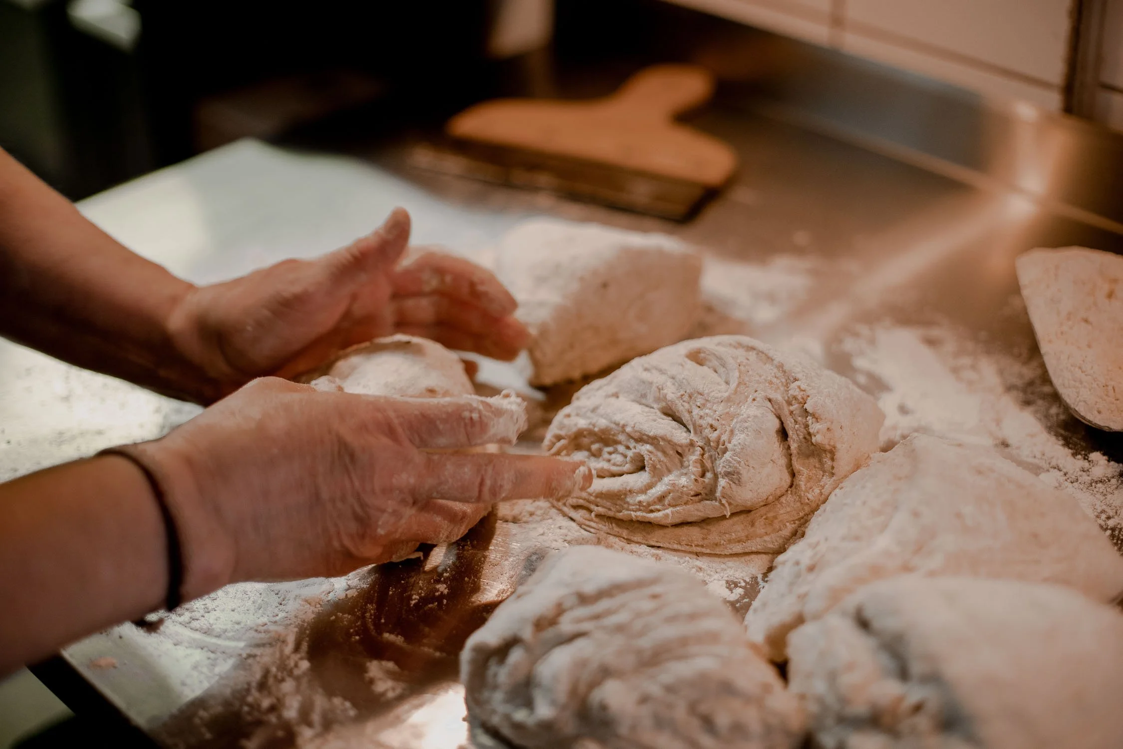 Sämpylöiden leivontaa.