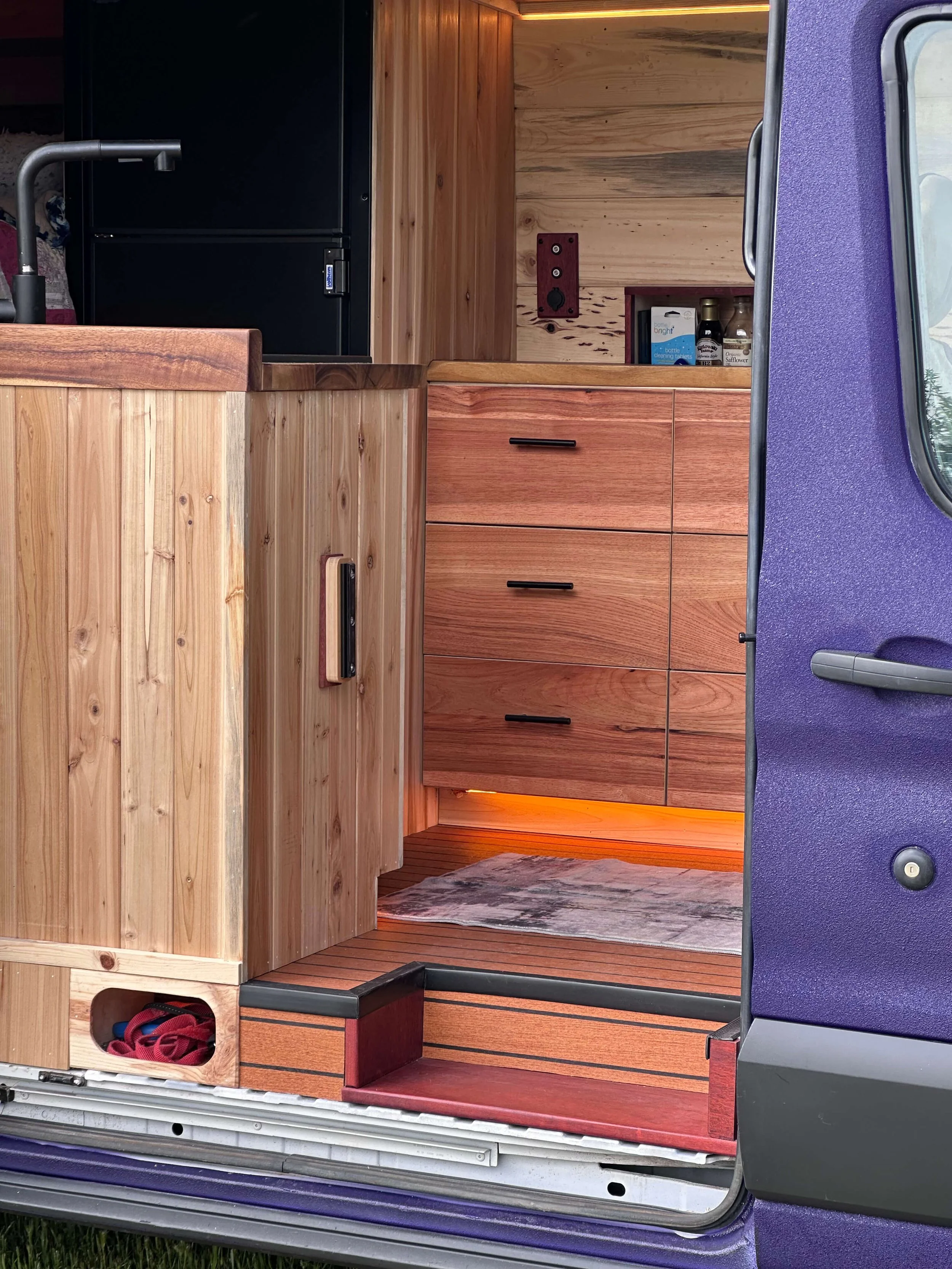 ycv_yolo-camper-vans_ford_transit_custom_bipolar_nomad_03.jpg