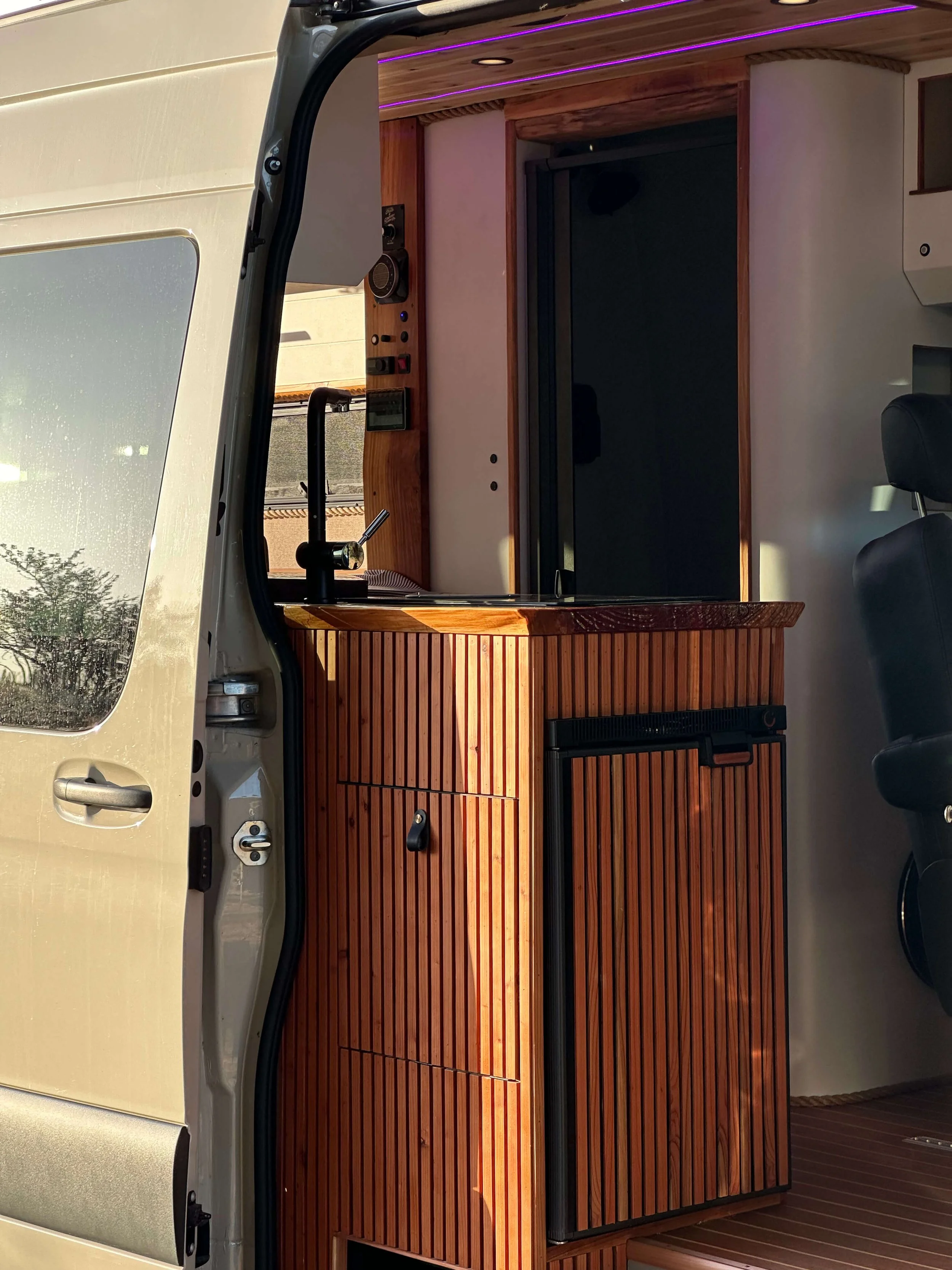 ycv_yolo-camper-vans_mercedes_sprinter_custom_yacht-on-wheels_04.jpg