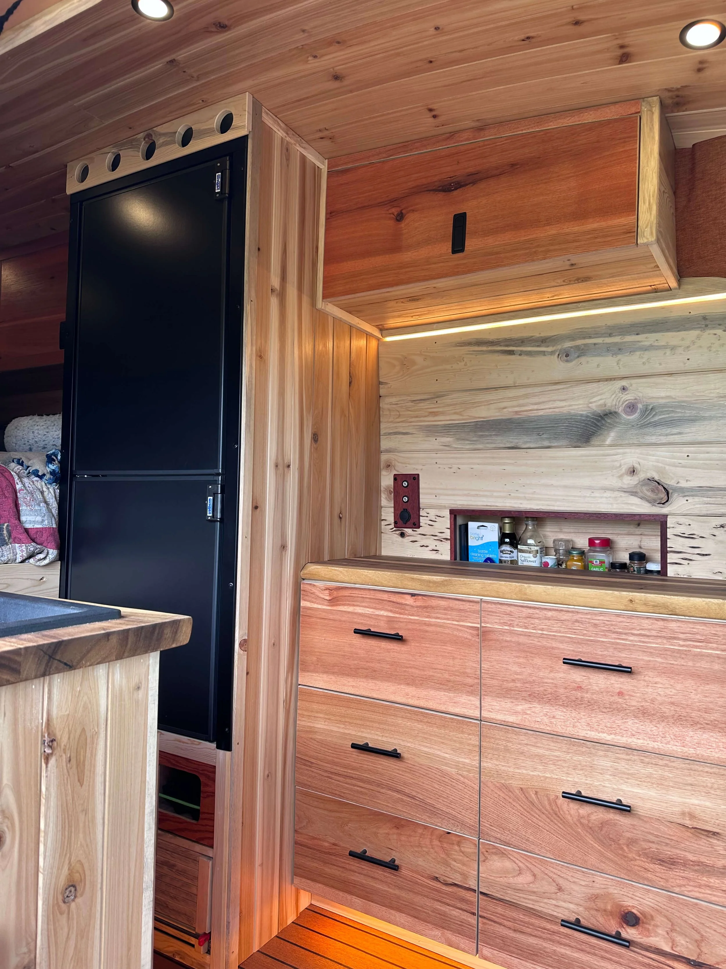 ycv_yolo-camper-vans_ford_transit_custom_bipolar_nomad_04.jpg