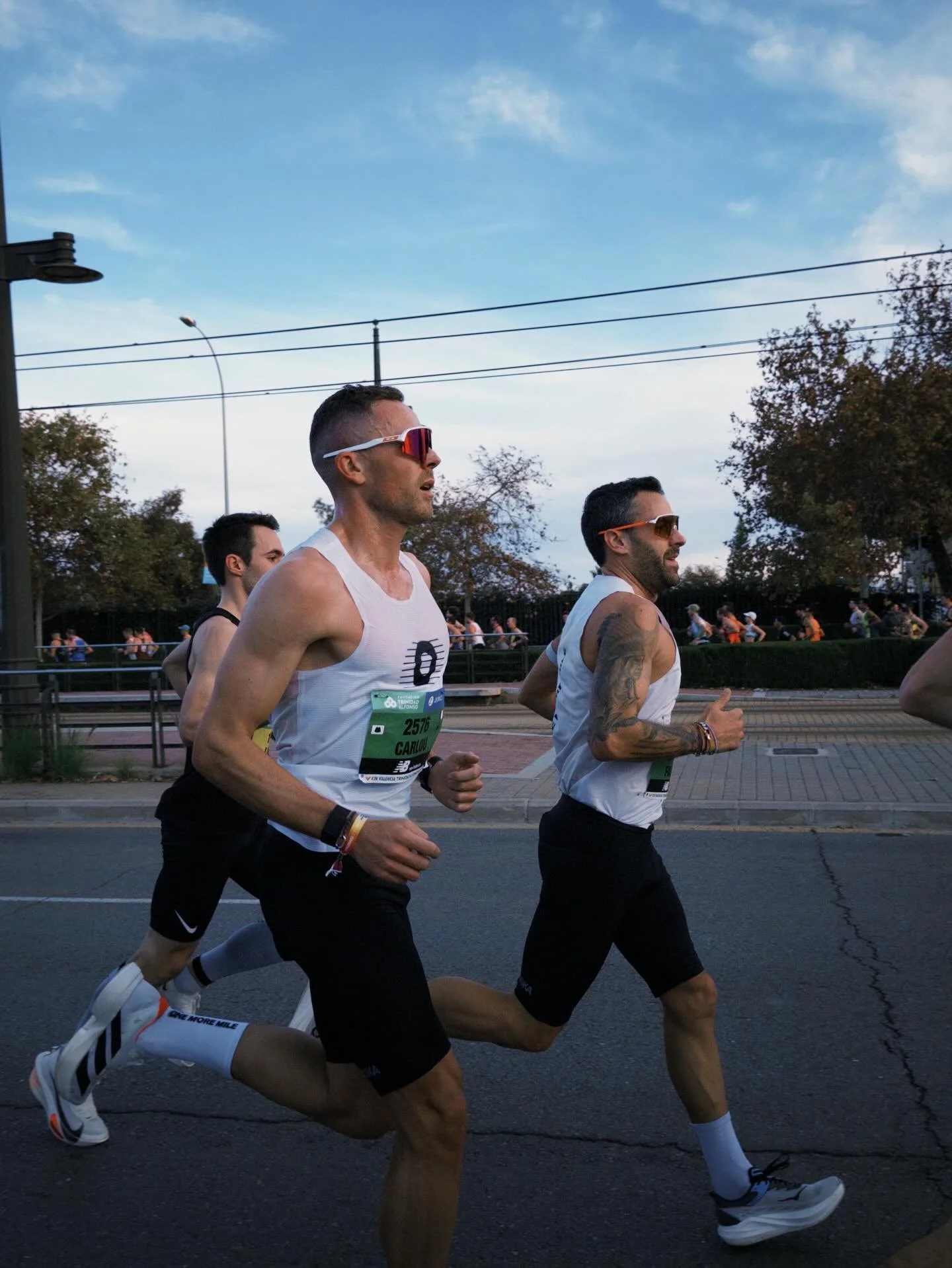 One Mile Mile @ Valencia Marathon 💣

2h29 et 2h33 respectivement pour Carl et Fabien. 

Quelle &eacute;quipe ! 👊🏼🫶🏼