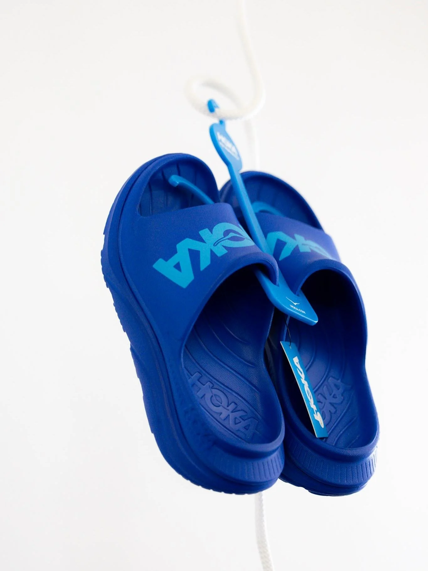 Plus proches de l&rsquo;arriv&eacute;e que du d&eacute;part d&eacute;sormais, J-4 du d&eacute;compte de No&euml;l !

Aujourd&rsquo;hui, nous vous offrons une paire des iconiques Ora @hoka_eu 🌀

Pour les r&egrave;gles, facile :
🏎️ suivre notre page 