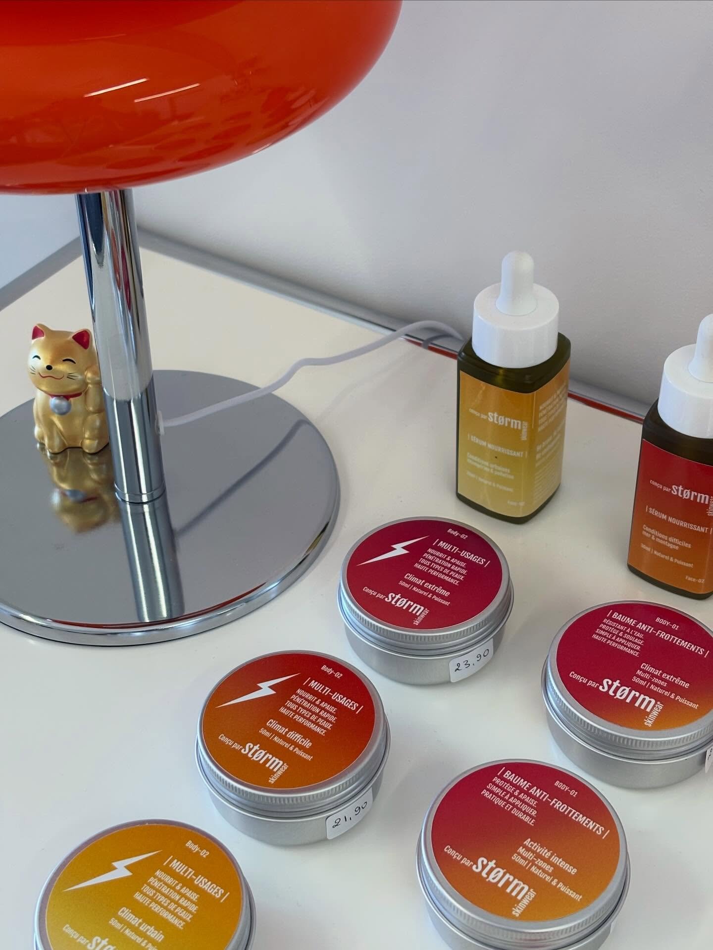 Peut-on parler d&rsquo;un dernier tournant avant la ligne droite, le dernier sprint ? J-3 du d&eacute;compte de No&euml;l !

Petite p&eacute;pite de nos &eacute;tag&egrave;res, les produits de la marque @stormskinwear ☀️ Nous vous offrons un kit anti