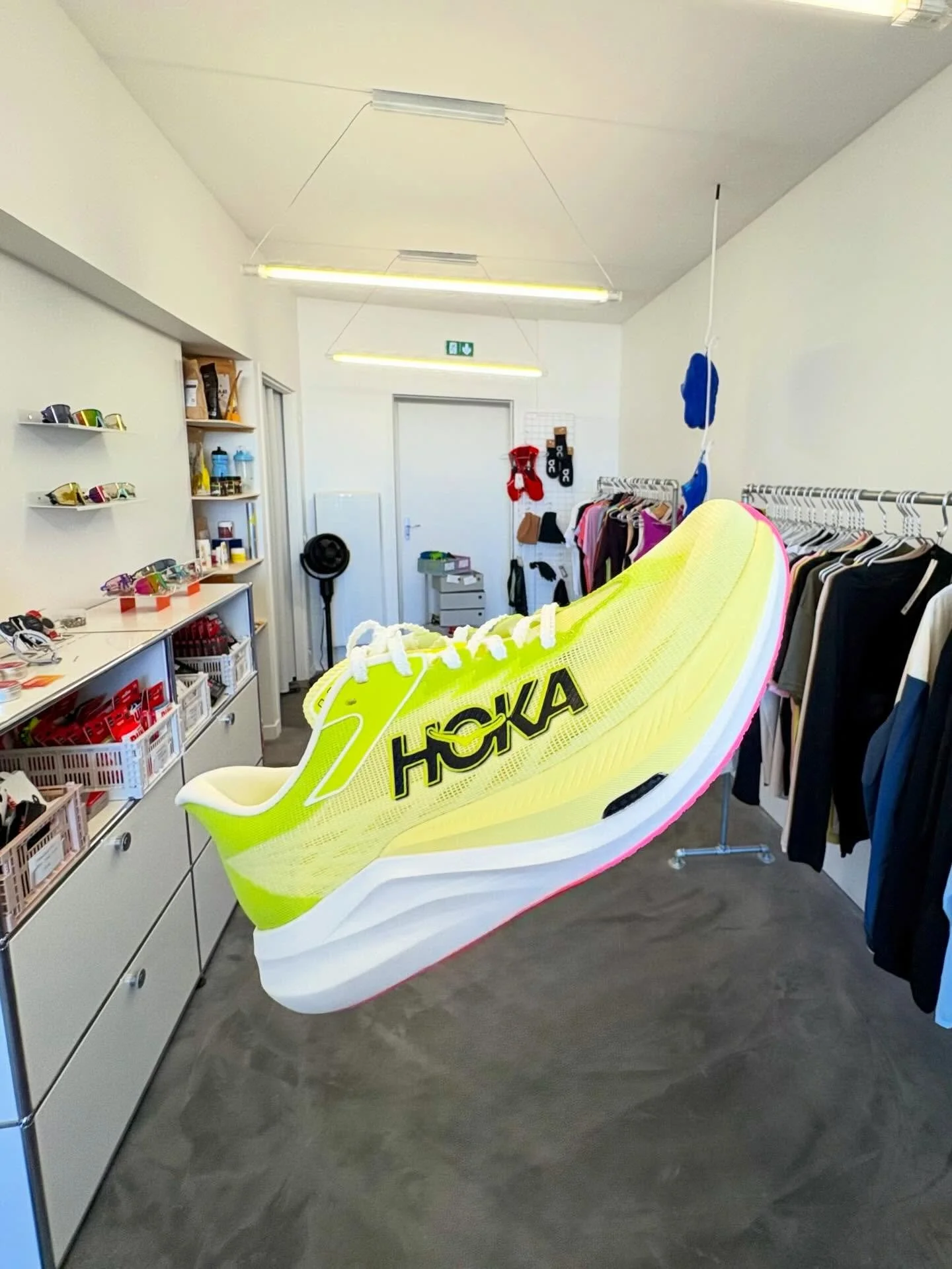 D-Dayyy 🔫🚀

Pour ce dernier jour, on s&rsquo;est pris un peu pour le P&egrave;re No&euml;l, et vous faisons remporter une paire de Rocket X3 💥

Pour les r&egrave;gles, facile :
🏎️ suivre notre page @onemoremile.shop 
🏎️ aimer &amp; commenter la 