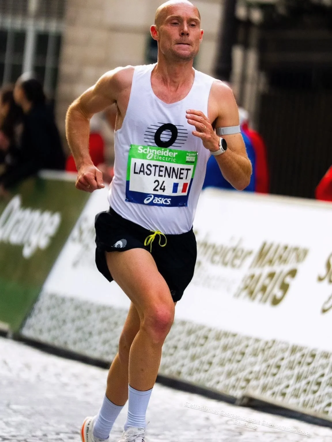 Pas venu pour rigoler @jefflastennet ce week-end au @parismarathon, qui nous signe un superbe 2h18 et une belle 19e place 💯

👀 arriv&eacute;e en 💣 et full smile apr&egrave;s la premi&egrave;re f&eacute;minine !